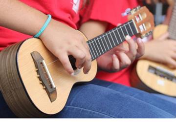 Oficinas abordam relação entre cordofones e ukulele